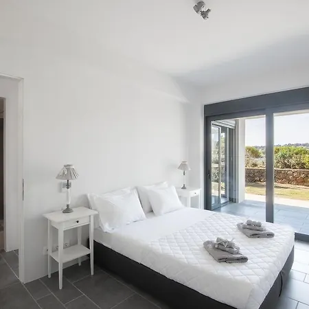 Minimal Sea View Maisonette