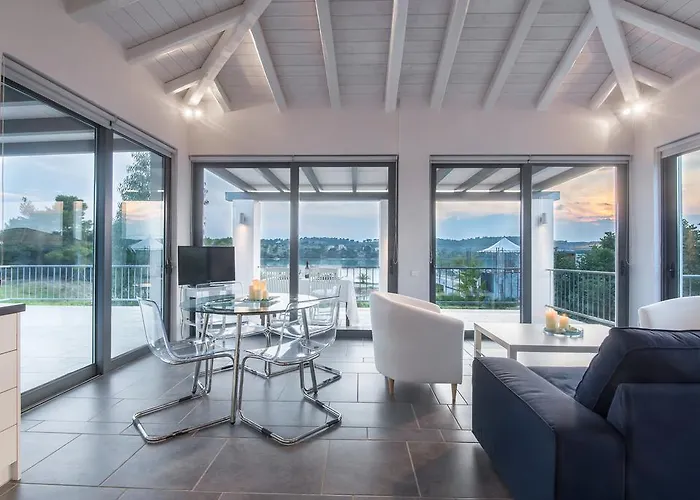 בית נופש Minimal Sea View Maisonette פורטו הלי